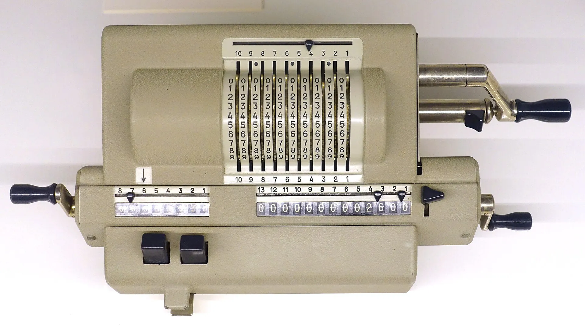 Calculadora mecánica de manivela con ruedas numeradas