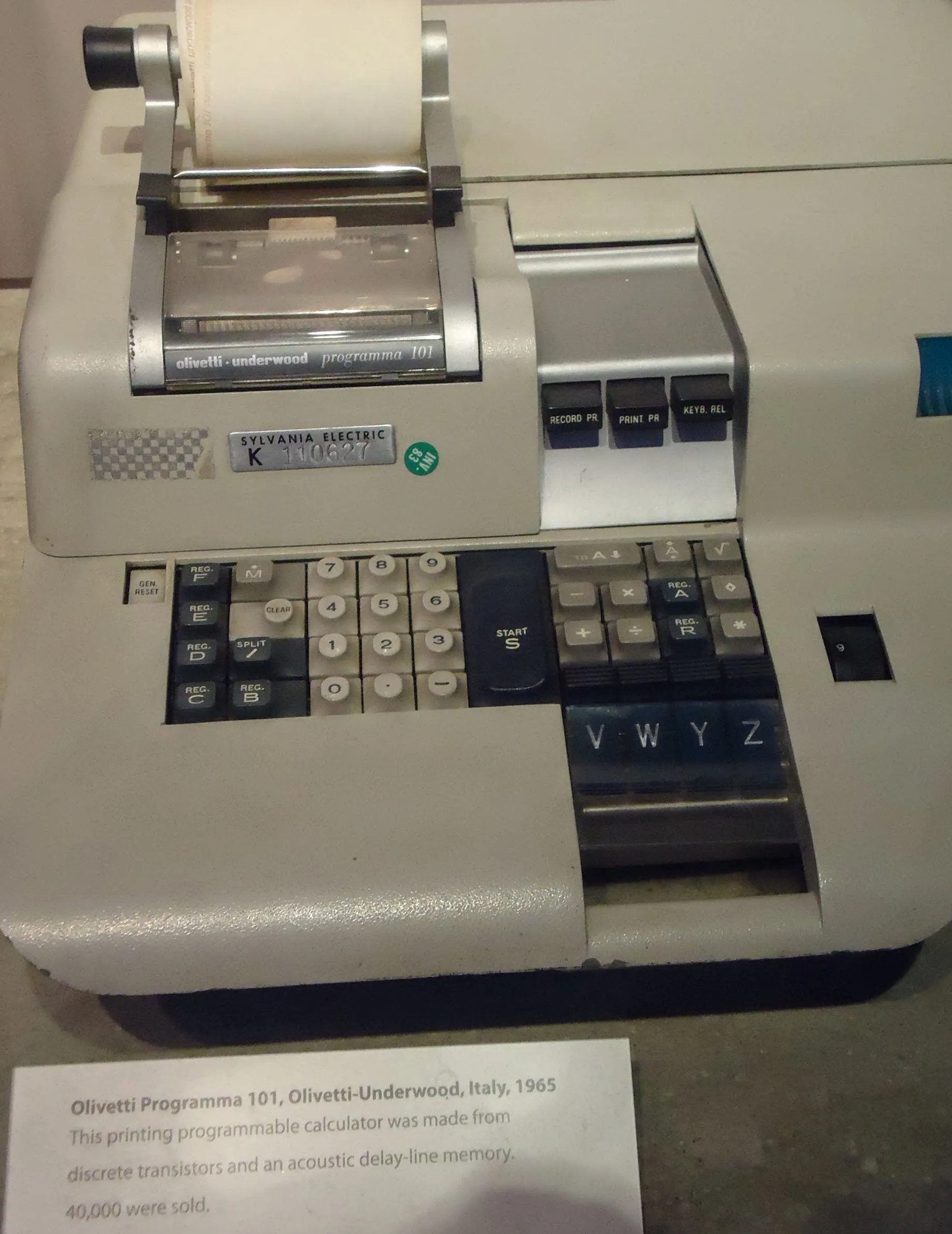 Calculadora programable Olivetti Programma 101 con su teclado